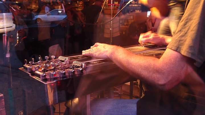 Muzikant za výlohou